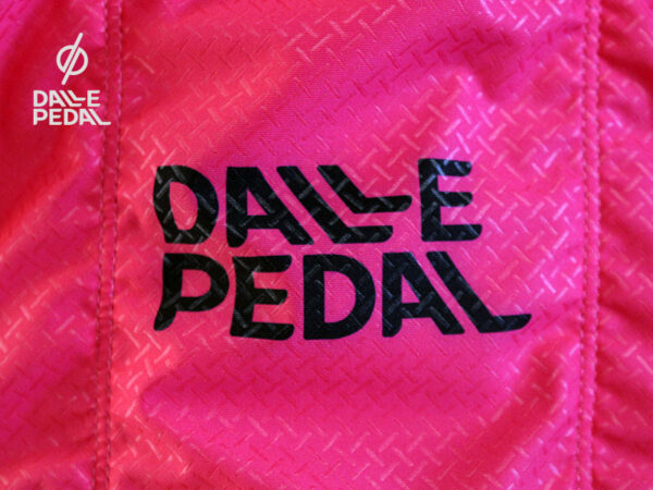 Maillot GOBIK modelo Dalle Pedal rosa a la venta en la tienda de ciclismo Quintena Ribeira Dalle Pedal